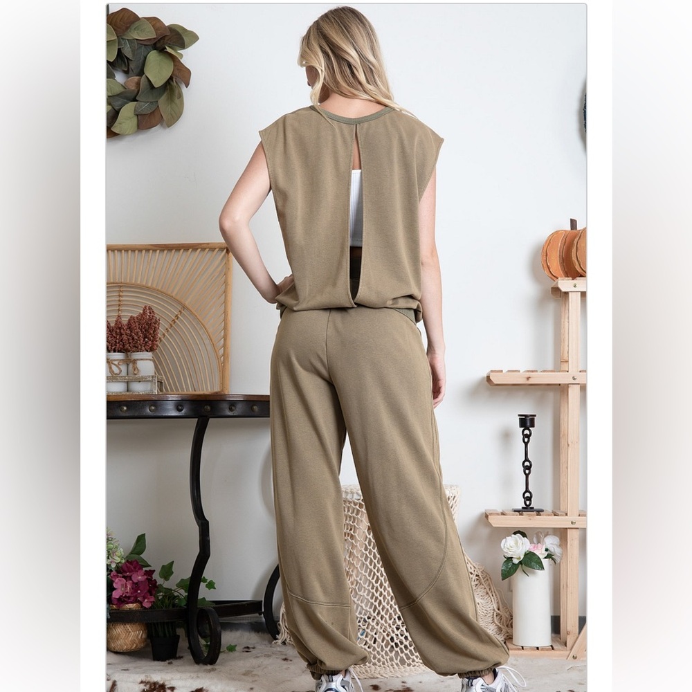 B9062-(🚨 5 COLORS) OPEN BACK SLEEVELESS SWEAT TOP & PANTS SET - Picture 8 of 12